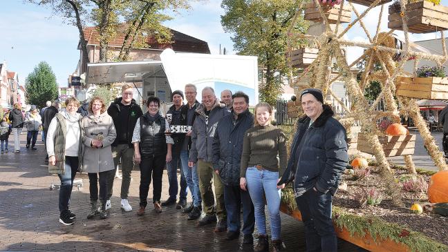 Erntewagen macht Station am Denkmal
