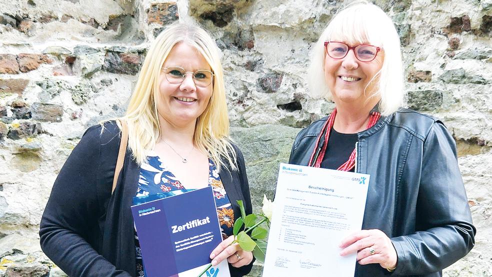 Ines Ackerstaff und Helma Timmer als Vertreterin der evangelisch-reformierten Kirchengemeinde Bunde freuen sich über die Zertifikate für die Leiterin und ihren Kindergarten.  © Foto: privat