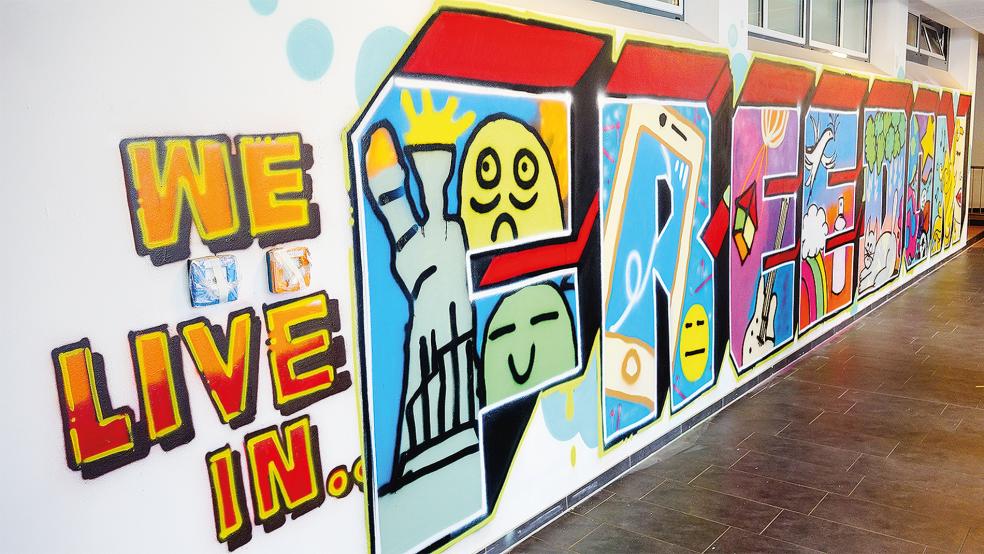 Die Pausenhalle der OBS wurde durch das Projekt deutlich bunter.  © Foto: privat