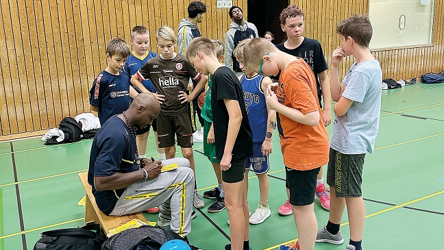 Oldenburg-Star trainiert Kids in Leer