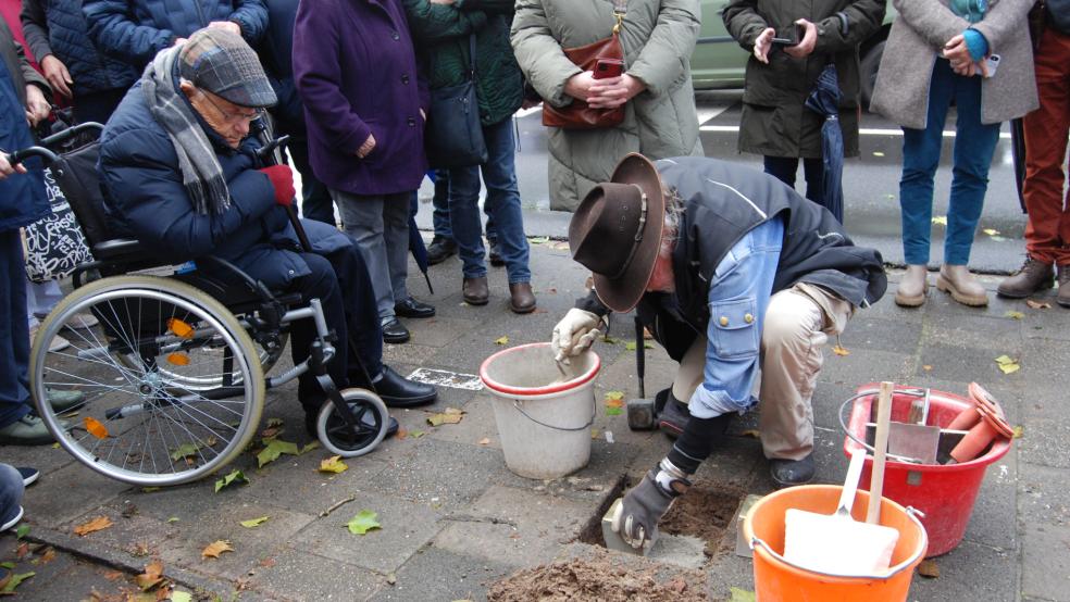 Der 98-jährige Albrecht Weinberg, er überlebte den Holocaust und setzt sich für Versöhnung und gegen das Vergessen ein, beobachtet die Arbeit von Gunter Demnig, der heute 26 "Stolpersteine" in das Pflaster von Straßen in der Altstadt und der Innenstadt von Weener einließ. © Hoegen