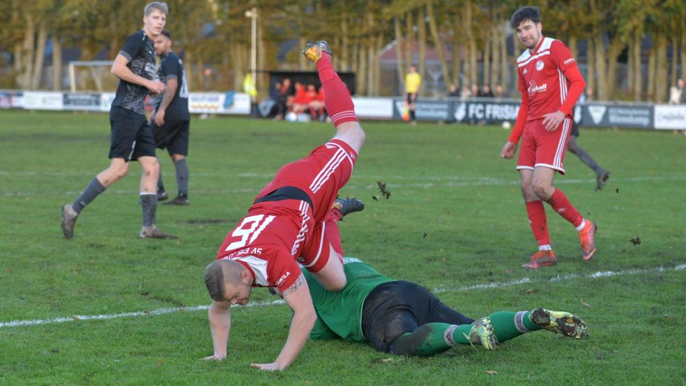 Co-Trainer Arne Brandt half als Spieler aus und rutschte auf dem seifigen Boden in dieser Szene in Frisia-Keeper Mirco Düif hinein. Später traf Brandt noch zweimal. © Born