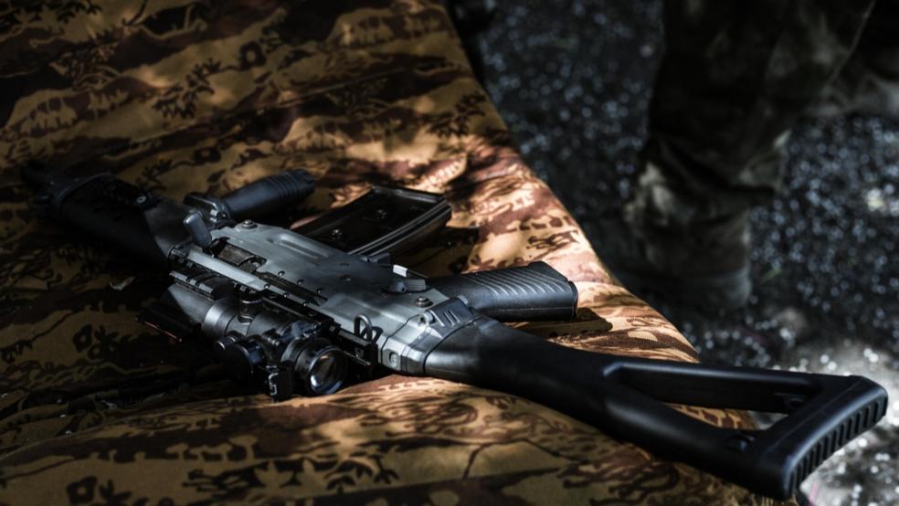 Mit einer Nachbildung eines Sturmgewehrs, hier ein Symbolbild, wollte ein 27-Jähriger in der Tiefgarage eines Auricher Einkaufszentrums ein Video drehen. Die Polizei stoppte die Aktion. © Pixabay