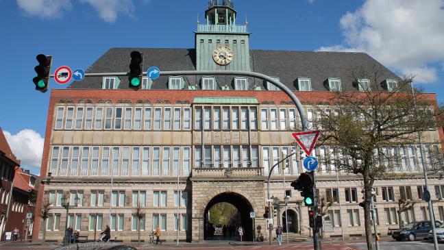 Wem gehört die Stadt Emden?