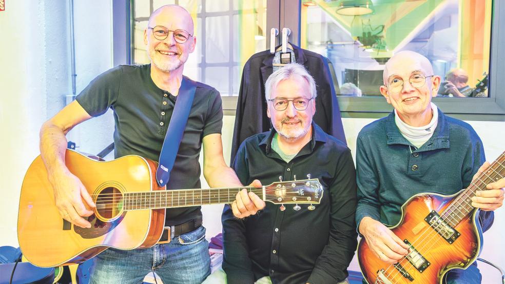 Bernd van Geuns, Hans-Jürgen Santjer und Jürgen Helmerichs brachten dem Publikum das Rheiderland ganz nah.  © Foto: Johanna Niedbala