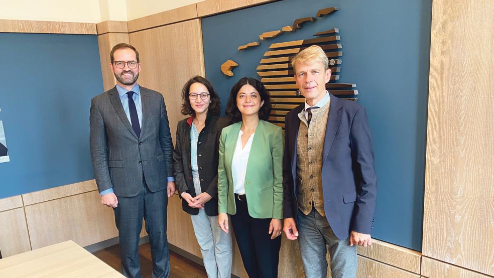 Diskutierten über die Chancen und Herausforderungen der Handelsbeziehungen: IHK-Hauptgeschäftsführer Max-Martin Deinhard, Vizekonsulin Ezgi Ertan Bayram, Generalkonsulin Gül Özge Kaya und IHK-Präsident Dr. Bernhard Brons  © Foto: IHK