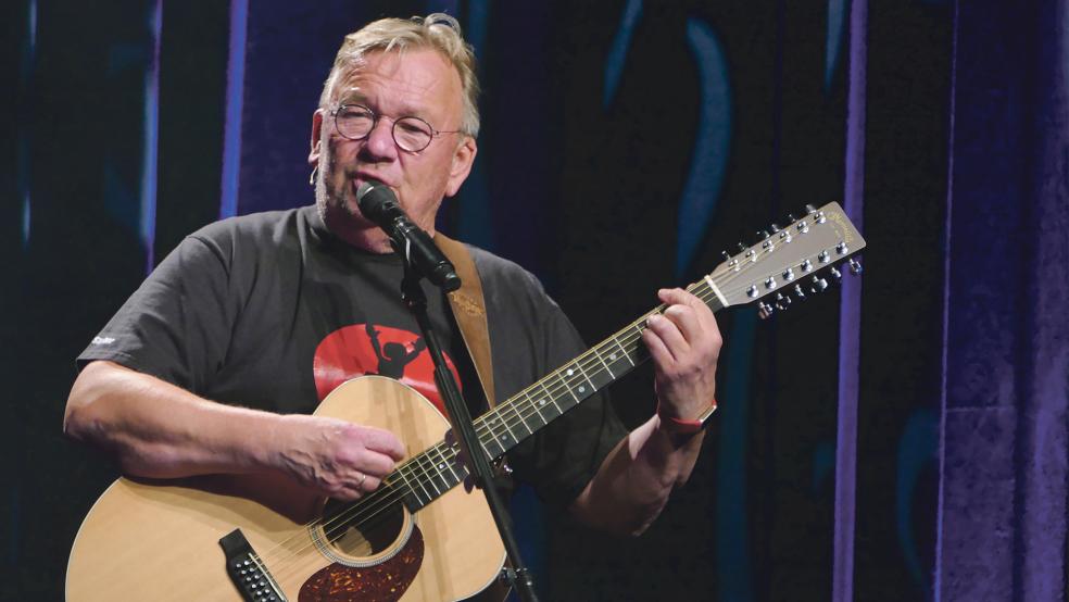 »Wenn das Schöne passiert, stehen bleiben und gucken!«, so Bernd Stelters Appell an das Auricher Publikum.  © Foto: Jürgens