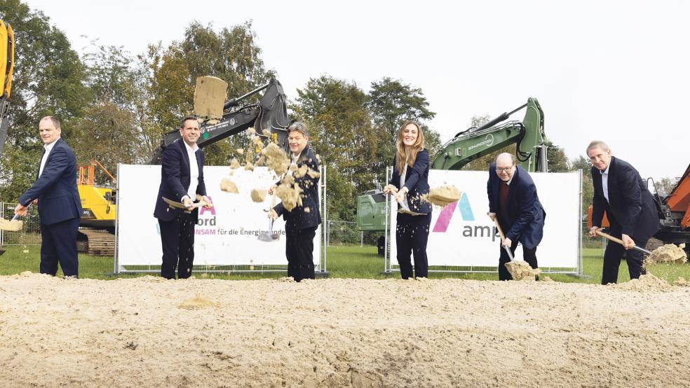 Dr. Hendrik Neumann (CTO Amprion, von links), Olaf Lies (nds. Wirtschaftsminister), Dr. Robert Habeck (Bundeswirtschaftsminister), Alexandra Kropp (Amprion Projektleiterin A-Nord), Christian Meyer (nds. Umwelt- und Energieminister) und Dr. Hans-Jürgen Brick (CEO Amprion) beim symbolischen ersten Spatenstich in Meppen.  © Foto: Fotoatelier Herff