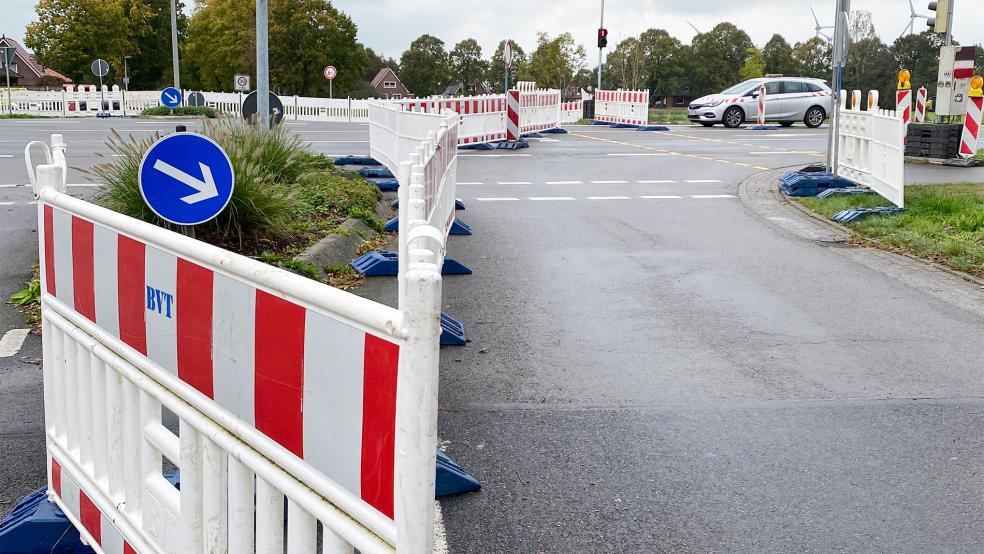 Die Kreuzung »Kleiner Bollen« ist mit Sperrbaken versehen, der Weg zur Tannenhofstraße ist abgeriegelt.  © Foto: Hanken
