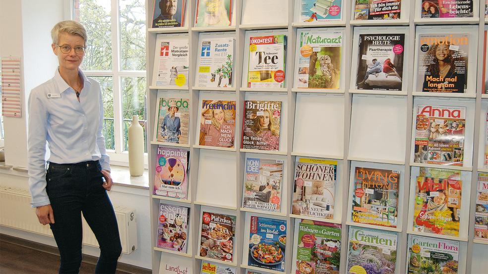 Vor der »Leseecke« mit den Zeitschriften-Titeln: Dr. Ulrike Koop legt als neue Leiterin der Stadtbibliothek in Leer viel Wert auf möglichst vielseitige Angebote für Lese-Hungrige.  © Fotos: Hoegen