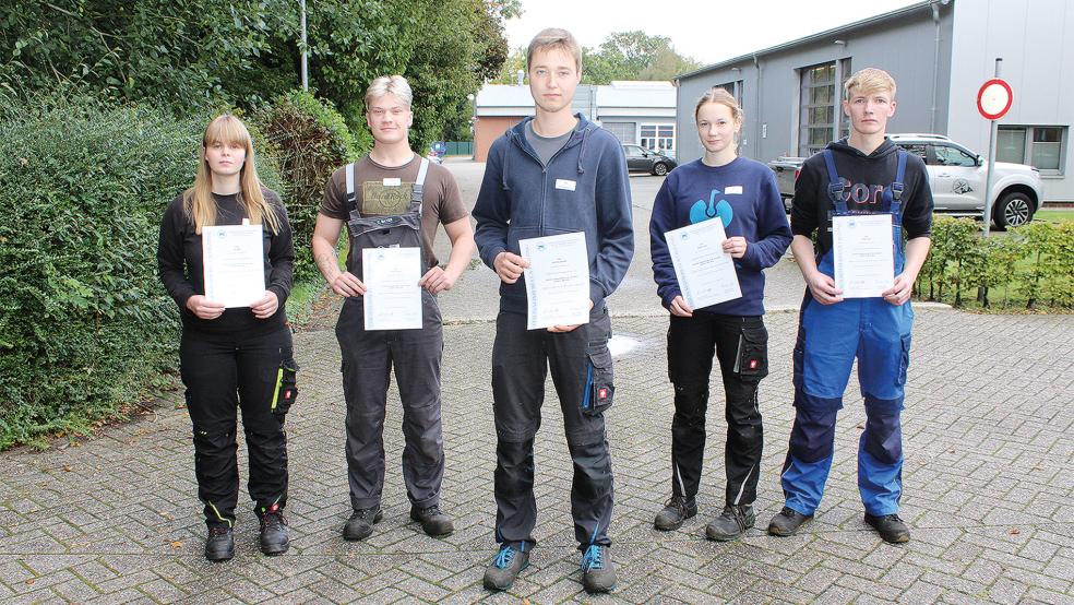 Sie alle kämpften um den Sieg auf Niedersachsenebene: Die jungen Kfz-Mechatroniker Lea Räthe (von links), Christian Beier, Henning Janssen, Maike Lucas und Phillip Vahl.  © Foto: HWK/Heynen-Bilski