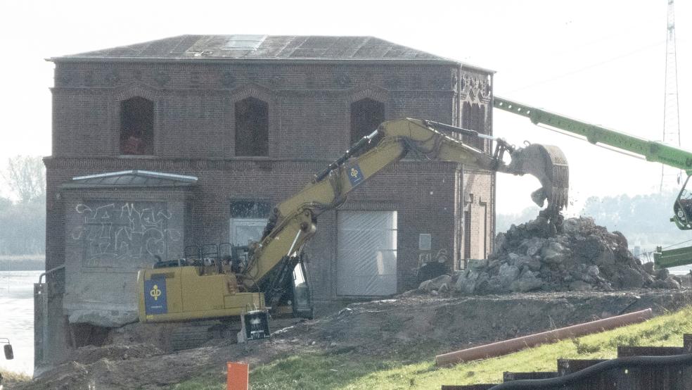 Komplett entkernt wird derzeit das alte Wärterhaus der Friesenbrücke.  © Foto: Hanken