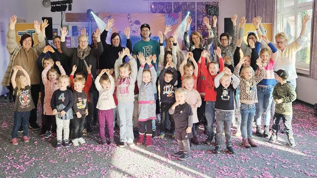 Konfetti und Feuerwerk bei Kindergarten-Konzert