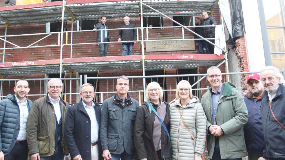 Die Mitglieder des Krankenhausvereins Rheiderland enthüllten den Sandstein in einer kleinen Feierstunde.  © Fotos: Busemann