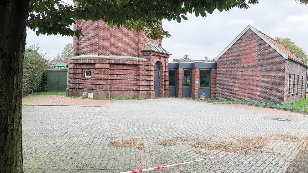 Der Platz vor dem Jugendzentrum Weener gibt ein tristes Bild ab. Das soll sich bald ändern.  © Foto: Busemann