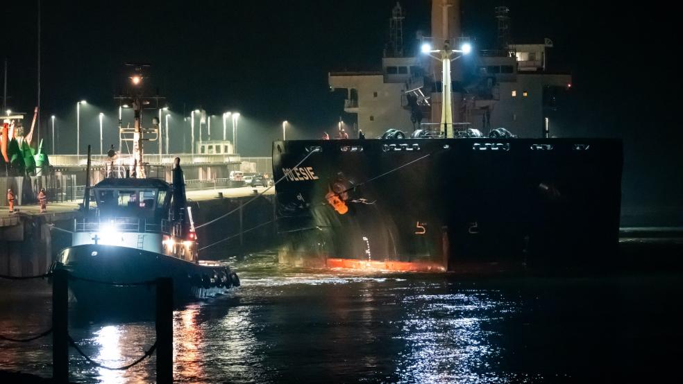 Das Frachtschiff «Polesie» wird in der Nacht von zwei Schleppern an den Kai der Seebäderbrücke gezogen. Nach der Kollision von zwei Frachtern auf der Nordsee vor Helgoland sind die vier vermissten Menschen der siebenköpfigen Besatzung noch nicht gefunden worden.  © Walzberg/dpa