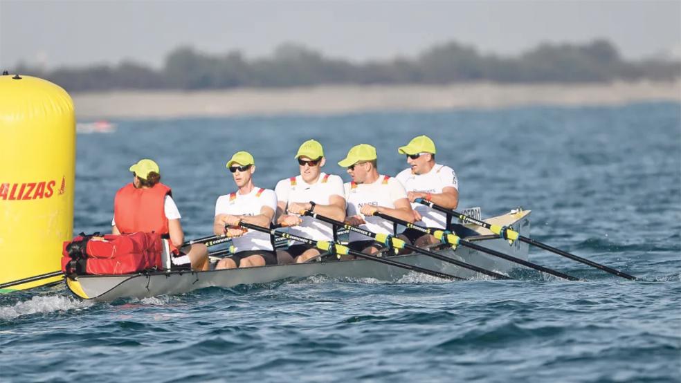 Steuerfrau Anja Nordmann (von links), Malte Hein, Christian Vennemann, Hendrik Nagel und der Auricher Maiko-Benedikt Remmers vertraten Deutschland bei der Weltmeisterschaft im »Coastal Rowing«.  © Foto: Detlev Seyb