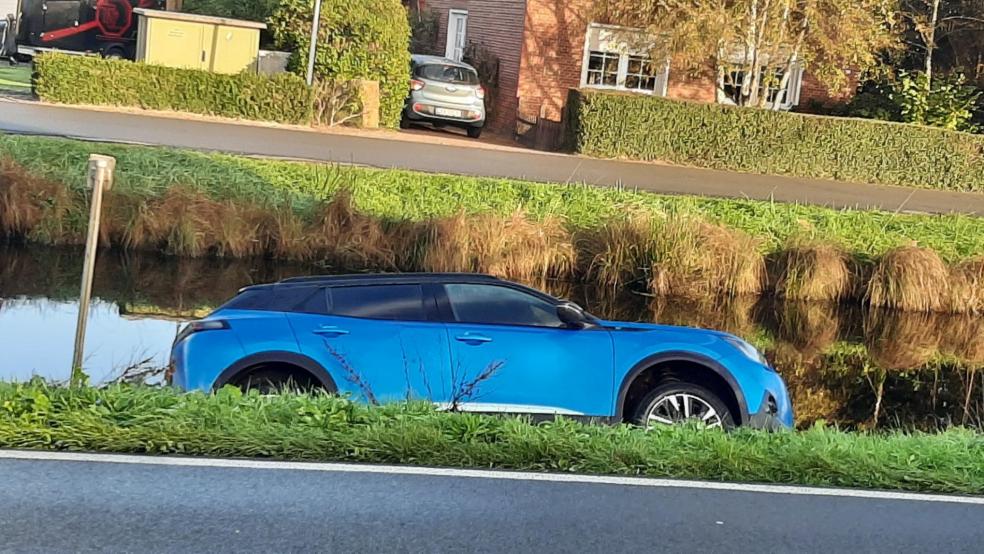 Die Fahrerin fuhr am Rajen in Rhauderfehn mit ihrem Wagen in den Kanal. Ersthelfer konnten sie befreien. © Plaisier