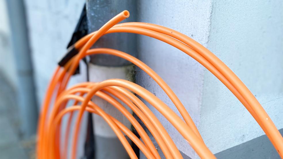 So präsentieren sich derzeit die Zuleitungen für Glasfaser-Anschlüsse in Weener und Bunde. Die Deutsche Glasfaser sieht darin keine Probleme für die Leistungsstärke.  © Foto: Hanken