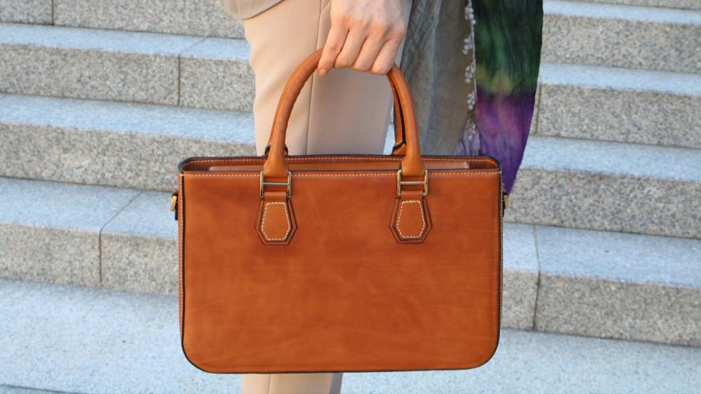 Die Handtasche, hier ein Symbolfoto, hat ein unbekannter Täter am Mittwoch einer 58-jährigen Frau in Leer entwendet. Sie kam bei dem Überfall zu Fall und verletzte sich. © Pixabay