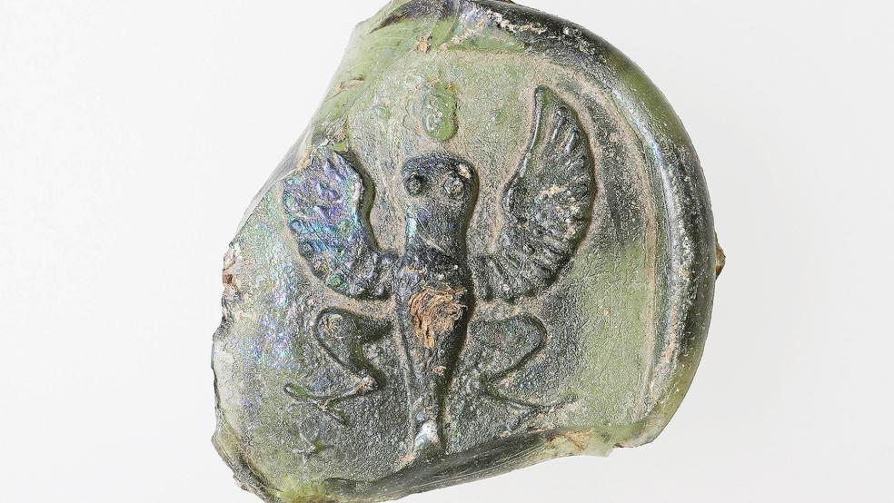 Das Glassiegel mit der Abbildung einer Harpyie (Greifvogel).  © Foto: Reese/Landschaft