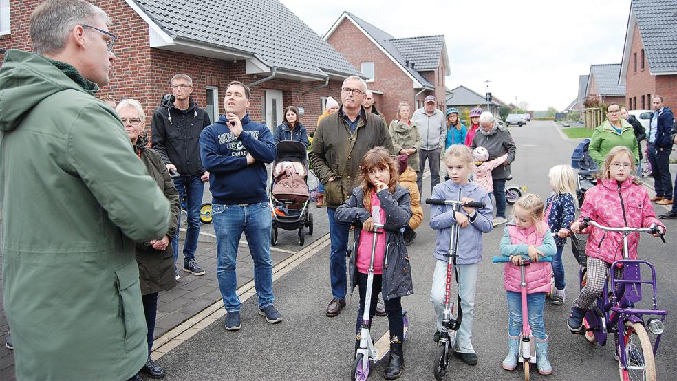 Im Gespräch mit den Anliegern: Bürgermeister Heiko Abbas (links). Dritter von links Anlieger Hartmut Timmer, in der Bildmitte der SPD-Fraktionsvorsitzende im Stadtrat, Helmut Geuken. Etliche Anlieger von Meedenweg, Hirtenweg und Dollartstraße hatten sich zum Ortstermin am Meedenweg versammelt.  © Foto: Hoegen