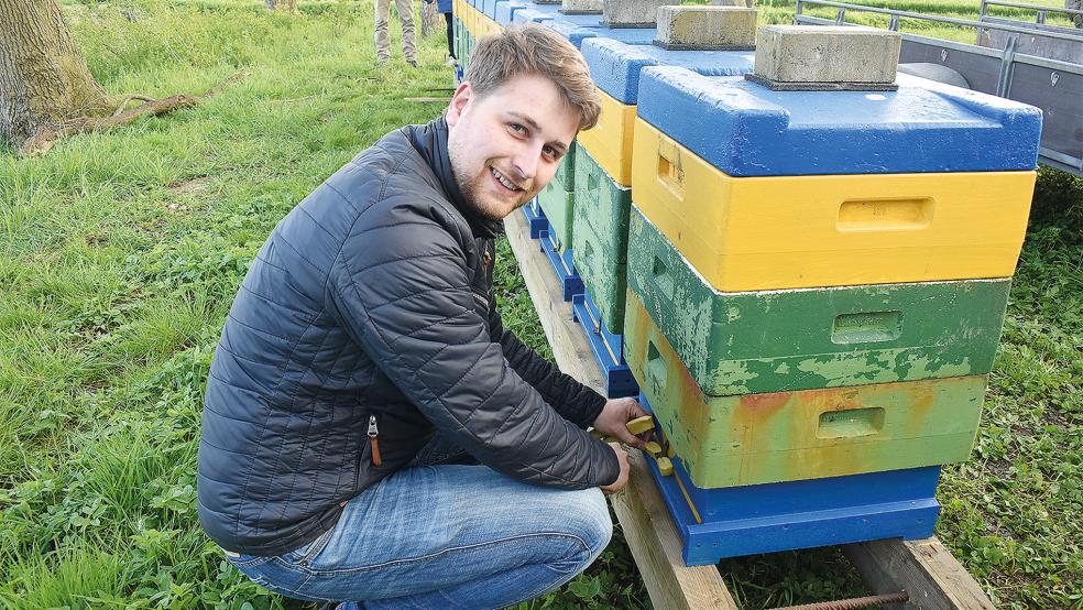 Hendrik Tirrel aus Charlottenpolder ist als begeisterter Imker Vorsitzender des Imker- und Bienenzuchtvereins Rheiderländer Naturharmonie und auch im Vorstand des Kreisimkerverbandes.  © Foto: Kuper