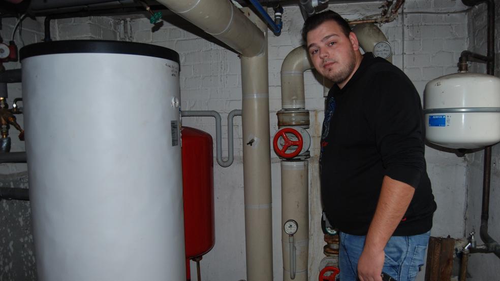 Sie ist nicht mehr zu reparieren: Jeremy Karen vor der Therme der Heizung im Keller des Wohnblocks Friesensraße 20.  © Foto: Hoegen
