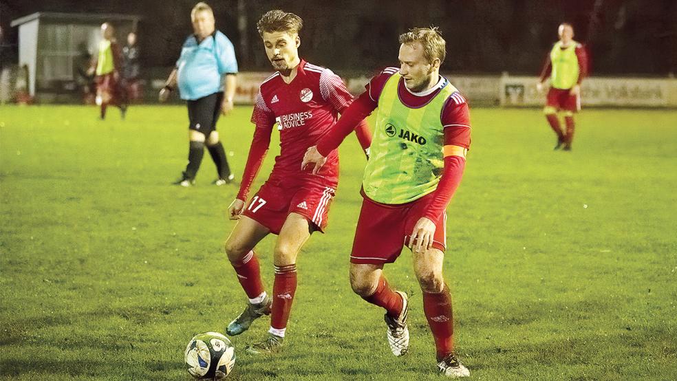 Kevin Dirks (links) machte mit seinem 3:0 in der 83. Minute gegen den FTC Hollen II den Deckel drauf. Auch das Gegentor konnte seine Mannschaft nicht mehr gefährden.  © Foto: Zuidema
