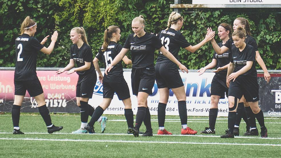 Die Fußballerinnen des SV Ems Jemgum arbeiten in den nächsten Monaten nicht mehr nur daran, den Ball im gegnerischen Tor unterzubringen, sondern auch daran, die gemeinsame Mallorca-Fahrt zu finanzieren.  © Foto: privat