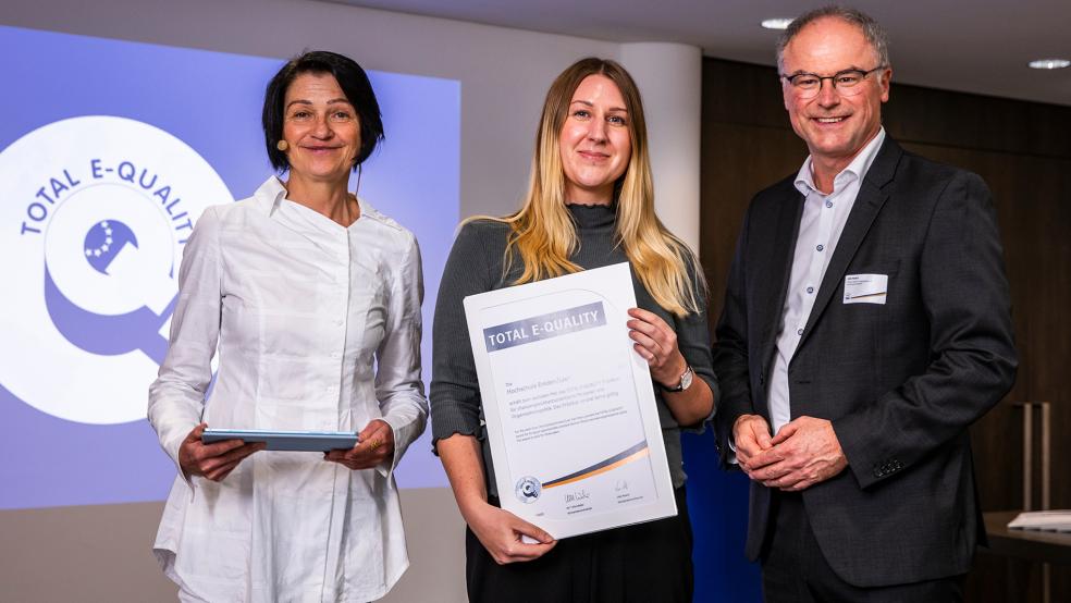 Lucie Rolfes, Referentin der Gleichstellungsstelle an der Hochschule Emden/Leer (Mitte) nahm die Prädikatsurkunde in Dortmund von Dr.in Ulla Weber (links) und Udo Noack, beide Vorstandsvorsitzende des Vereins Total E-Quality Deutschland, entgegen.  © Foto: Hochschule Emden/Leer