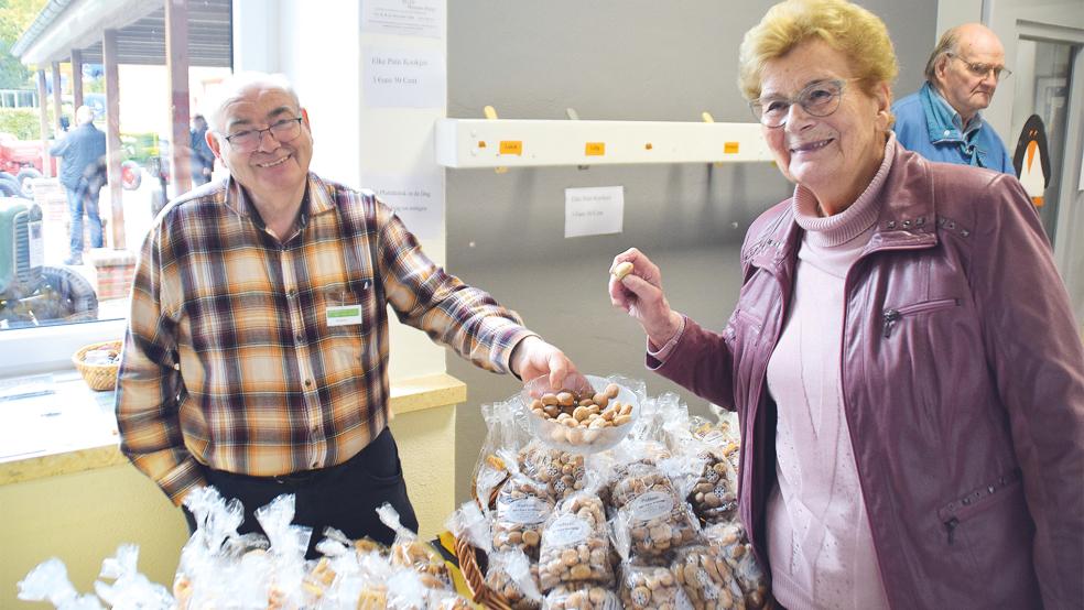 Ohne sie hätte es diese besondere Ausstellung nie gegeben. Und auch wenn die Organisation mittlerweile in anderen Händen liegt, genießt Anita Gelder immer gern die besondere Atmosphäre und die leckeren Kekse von Bäcker Evert Druivenga.  © Foto: Himstedt