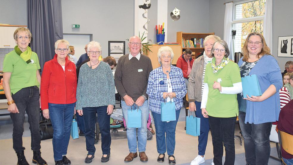 Sind seit Anfang an dabei (von links): Jeane Schmidt, Vorsitzende des Heimatkundlichen Arbeitskreises, Hildegard Hinderks und Frieda Albers vom DRK, die Aussteller Fokko Poppen, Marianne Ross und Hanne Schoormann, Geziena Scholtalbers als jetzige Ausstellungsleiterin und Chorleiterin Anja Geber stellvertretend für alle singenden Schulkinder bei den 25 Veranstaltungen.  © Kuper