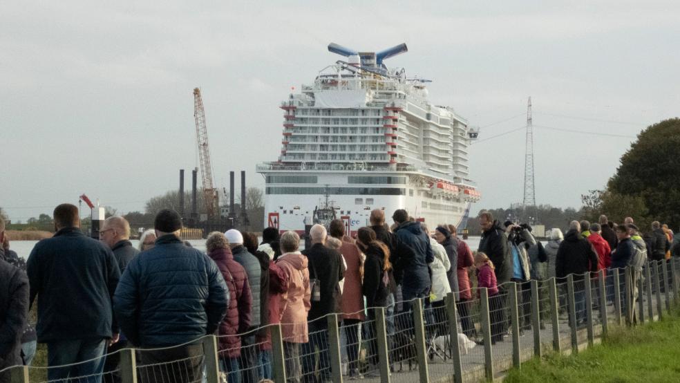 Auf dem Deichweg zum Anleger der Friesenfähre bei Weener verfolgten zahlreiche Schaulustige die Ankunft der "Carnival Jubilee". © Foto: Hanken
