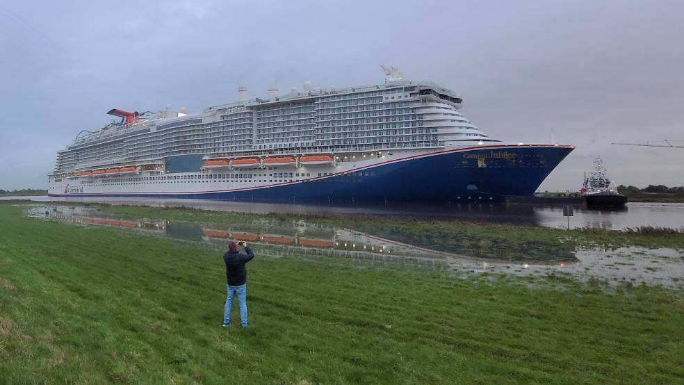 Der neue Luxusliner hat die Fahrt über die Ems wieder rückwärts zurückgelegt. © Foto: Wolters