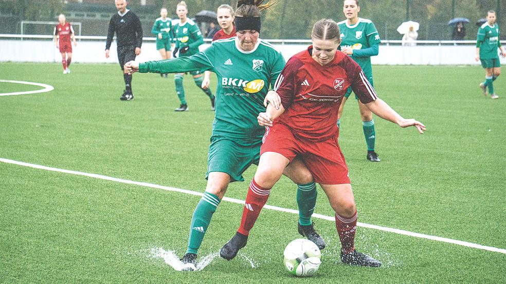 Lena Amelsberg (am Ball) trug mit einem Tor und einer Vorlage maßgeblich zum Sieg der Jemgumerinnen beim TSV Abbehausen bei.  © Foto: privat