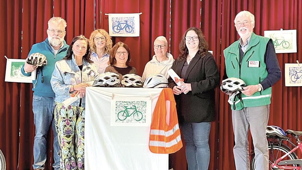Gitta Connemann (zweite von links) und Anja Troff-Schaffarzyk (zweite von rechts) verteilten kostenlose Fahrradhelme.  © Foto: privat