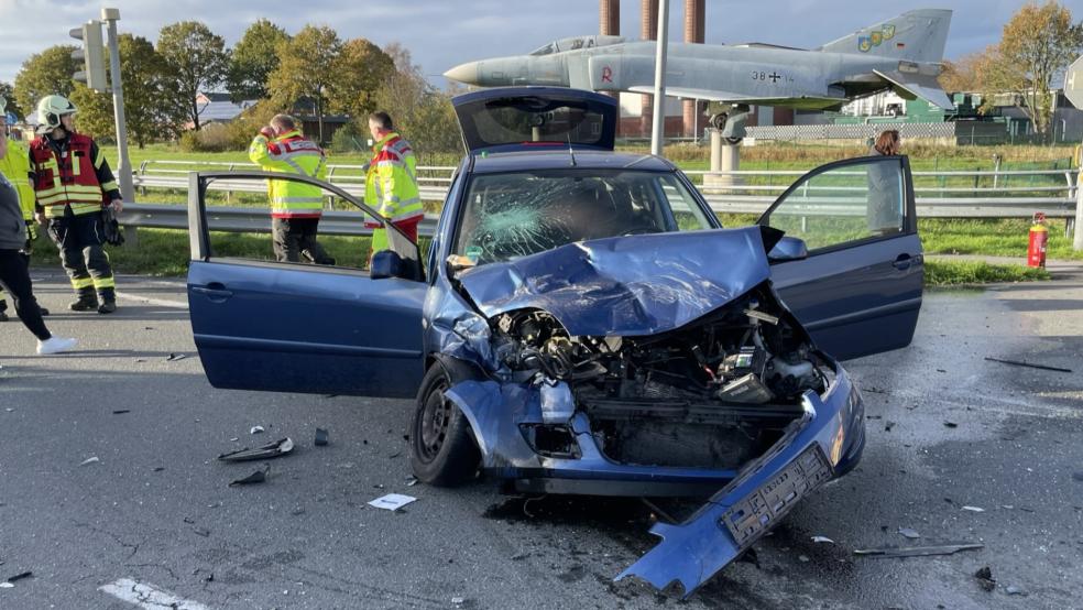 Die beteiligten Fahrzeuge wurden schwer beschädigt. © Feuerwehr Wittmund 