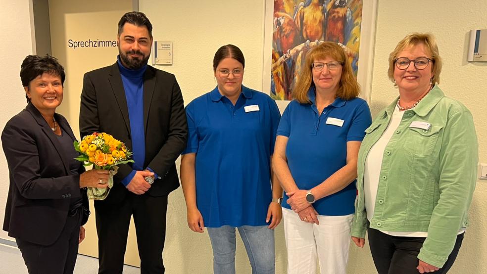 Veronika von Manowski (links), Geschäftsführerin Marien Hospital, und Elisabeth Bröring (rechts), Managerin MVZ und Ambulanzen, begrüßen den neuen Arzt Dr. medic Amir Al-Syouri und die beiden Medizinischen Fachangestellten Anne Welp und Silke Teigeler. © Marien Hospital