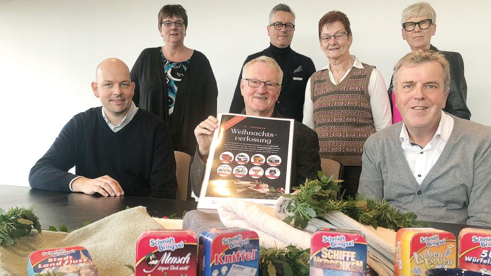 Das Team der diesjährigen Weihnachtsverlosung: (oben von links) Jutta Blank (Lebenshilfe), Andreas Fricke (Werbegemeinschaft), Erika Bennmann (Kinderschutzbund), Nicola Pleye-Fricke (Werbegemeinschaft) sowie (unten von links) Henning Kruse (Werbegemeinschaft), Richard Heeren (Kinderschutzbund) und Carsten Mohr (Werbegemeinschaft).  © Foto: Busemann