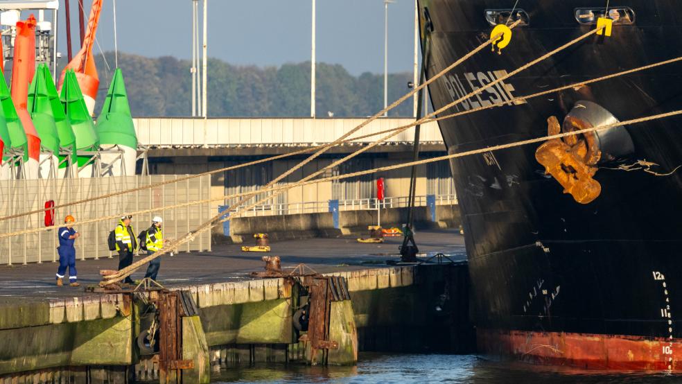 Das Frachtschiff »Polesie« liegt in Cuxhaven. Infolge des Zusammenstoßes mit der »Polesie« war der Frachter »Verity« in der Nordsee gesunken. © Schuldt (dpa)