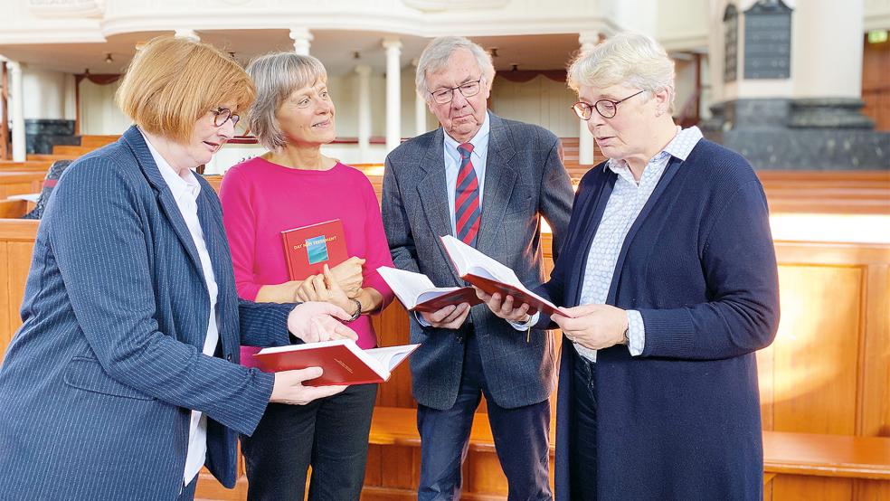 Fachsimpelei nach der Vorstellung des »Neei Testament« in der Großen Kirche in Leer mit (von links) Kirchenpräsidentin Dr. Susanne Bei der Wieden, Cornelia Nath (Plattdüütskbüro), Übersetzer und Autor Jann Schmidt sowie Hilke Klüver, die das Projekt als Geschäftsführerin begleitete.  © Foto: Kuper