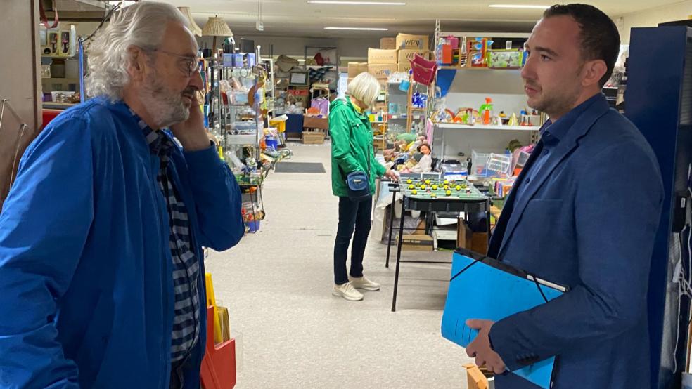 Volker Kraft und Nico Bloem unterhielten sich beim Gang durch die Räume des Sozialen Kaufhauses in Weener. © Privat