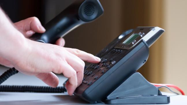 Frau fällt auf Gewinn-Versprechen herein