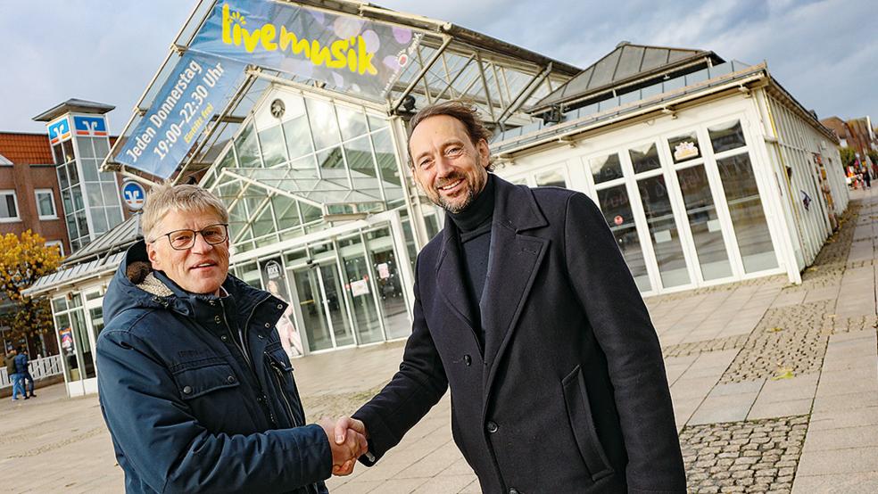 Der Auricher Bürgermeister Horst Feddermann (links) und Carsten Dreyer (Café »Extrablatt«) freuen sich, dass der Umbau der Markthalle starten kann.  © Foto: Banik