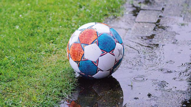 Fußball fällt ins Wasser