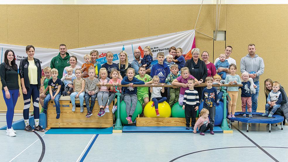Zahlreiche Jungen und Mädchen probierten sich in der Halle des SV Teutonia Stapelmoor unter Aufsicht an den Turn- und Spielgeräten aus.  © Foto: Jungeblut