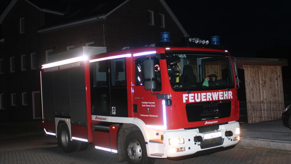 Zusammen mit einem Mitarbeiter einer Sicherheitsfirma befreiten Mitglieder der Feuerwehr Weenermoor zwei Menschen aus einem Lift. © J. Rand/Feuerwehr