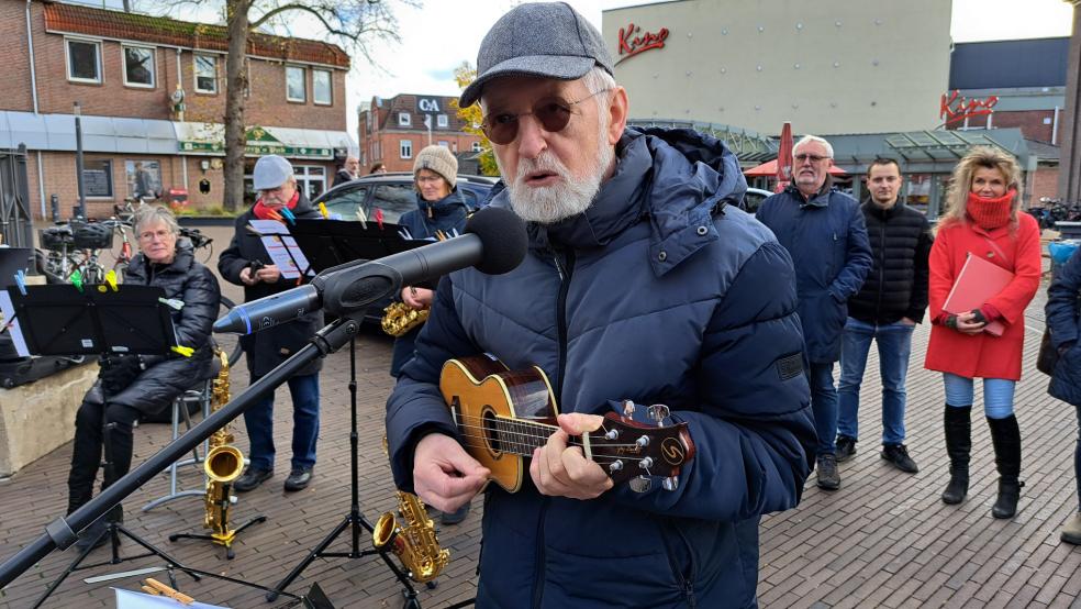 Der aus Jemgum stammende Musiker Jan Cornelius trat mit einer Ukulele auf und sang sein plattdeutsches Lied "De Pries". © Szyska