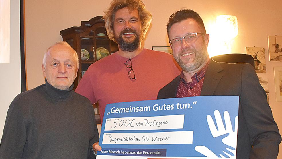 Anlässlich des Vortrags von Guido Dwersteg (Mitte) erhielt die Jugendabteilung des Seglervereins Weener (rechts Jugendwart Jürgen Schwarte) von ProEngeno-Geschäftsführer Konrad Kruse (links) eine Spende in Höhe von 500 Euro.  © Kuper